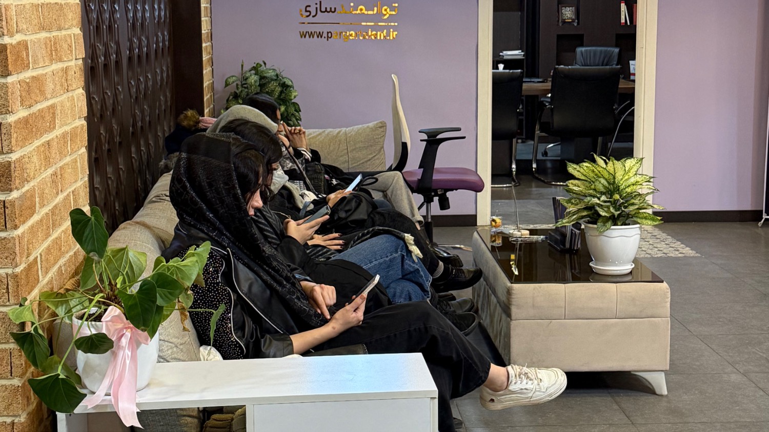 برگزاری مشاوره فردی ، حضوری و تلفنی ویژه نوجوانان و بزرگسالان در مرکز نوآوری ، استعدادیابی و توانمندسازی پرگار