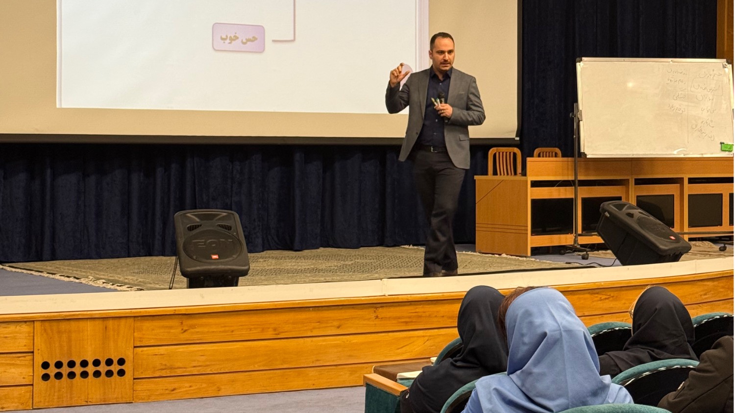 برگزاری همایش در بیمارستان قلب تهران